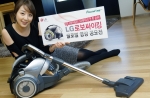 LG전자가 일반 청소기에 로봇청소기 기술을 접목한 '로보싸이킹'을 주제로 전 세계 고객 대상 영상 공모전을 진행한다. '로보싸이킹'은 청소기 본