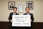 현대엘리베이터의 한상호 대표(사진 우측)가 21일 한국백혈병 어린이재단(사진 좌측, 서선원 사무국장)에 헌혈증과 후원금을 기부했다.