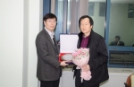 경종민 소장 공로패 수여 모습(좌:박인철 교수, 우:경종민 소장)
