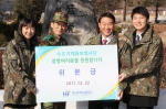 위문행사에 참여한 서종대 한국주택금융공사 사장(오른쪽 두번째)이 수도기계화보병사단 부대장(오른쪽 세번째)에게 위문금을 전달 하고 HF공사 홍보아이콘과 함께 기념촬영을 하고 있다.