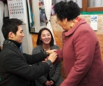 건국대 의상디자인 학생들은 ‘독거노인 위한 가장 따뜻한 외투 30벌’을 손수 만들어 독거 노인들께 선물했다.