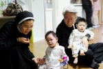 안택수 신용보증기금 이사장이 22일 서울 강북구 수유동에 위치한 복지시설 ‘디딤자리’를 방문해 성금과 위문품을 전달한 후 장애아동을 돌보고 있다.