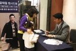 인디안 전속 모델 엄태웅이 고객에게 사인을 하고 있다.