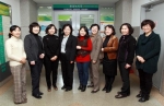 대전시 환경직 여직원들로 구성된 ‘환여울’ 회원들이 한 해 동안 봉사활동에 대한 결산 및 내년도 계획을 세운 뒤 환한 미소로 포즈를 취하고 있다.(왼쪽 네 번째 이재면 회장)
