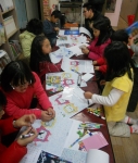▲꽃누리 세상 지역아동센터 아이들과 함께 달력을 제작하는 모습
