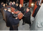 염홍철 시장과 각계 대표들이 시민의 희망과 안녕을 기원하며 시청남문 광장 한밭종각에서 타종하고 있다.