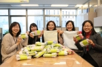 서울지방우정청 보험영업과 직원들이 현수막으로 만든 파우치와 에코백을 보여주고 있다.