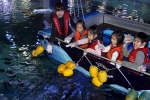5일, 나도 아쿠아리스트 특별전에서 어린이들이 상어투명보트를 타고 메인수조의  해양생물들에게 먹이 주는 체험을 하고 있다.