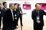 구본무 LG 회장이 지난 6일 일산 킨텍스에서 열린 'LG전자 한국마케팅본부 정책설명회' 행사장을 찾아 새해 첫 현장경영을 펼쳤다. 사진은 구 회장이 조택일 LG