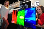 LG전자가 10일부터 미국 라스베이거스에서 열리는 CES 전시회에서 화질, 디자인 모두에서 뛰어난 세계최대 크기 55인치 3D OLED TV를 공개했다. 관람객들이 LG 55인치 