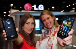 미국 라스베가스 CES 2012에서 모델들이 LG전자 LTE 스마트폰,‘스펙트럼(Spectrum)’을 들고 포즈를 취하고 있다.