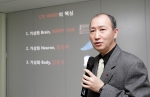 KT 무선네트워크본부장 오성목 전무가 10일 서울 강남구 도곡동 양재지사에서 열린 현장 설명회에서 세계 최초로 가상화 기술을 적용한 'LTE WARP'를 소개하고