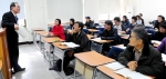 건국대 인문학연구원이 일감학당 개설 첫 사업으로 지난 2일부터 건국대 인문관강의실에서 시작한 겨울방학 한문강좌와 맹자특강에는 학생과 시민들이 참여해 한자와 맹자 배우기에 열중하고 