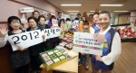 현대차그룹이 11일 서울 우면동 우면종합사회복지관에 전통시장 상품권을 전달하고 명절 음식을 나누며 봉사활동을 했다.