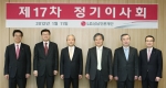11일 여의도 LG트윈타워에서 열린 LG상남언론재단 제 17차 정기이사회에 참석한 관계자들이 기념촬영을 하고 있다. 왼쪽부터 정상국 LG 부사장, 양승목 서울대 교수, 변용식 조선