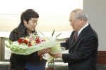 서남표 총장(오른쪽)이 김요섭(왼쭉) 씨에게 표창장을 수여한 후 꽃다발을 주고 있다.
