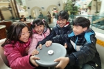롯데월드는 법무부 범죄예방위원 서울동부지역협의회와 함께 ‘미래 꿈나무들의 놀이공원 나들이’ 행사를 마련, 다문화가정 어린이 160여명을 초청했다.
