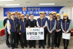 현대해상 CCO 이성재 상무(오른쪽 네번째)와 임직원들이 13일 서울역 무료급식소에서 사랑의쌀 나눔운동본부(이사장 이선구, 왼쪽 세번째)에 2천만원 상당의 쌀을 기부하고 무료급식 
