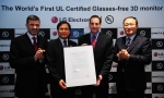 LG전자의 무안경 시네마 3D 모니터가 무안경 3D 분야 최초로 UL(Underwriters Laboratories)로부터 안전인증을 획득했다. 사진은 왼쪽부터 UL 글로벌 세일즈