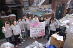 집고쳐주기 활동에 참가한 하영구 한국씨티은행장과 인턴십 참가 학생들이 봉사활동을 하고 있다.