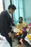 임석원 태평양물산 사장이 베트남 현지병원에 방문하여 수술을 마친 안면기형아동과 가족들을 격려하고 있다.