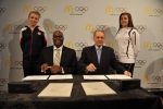 McDonald‘s의 사장 겸 COO인 Don Thompson(왼쪽에서 두번째)과 국제올림픽위원회 위원장인 자크 로게(오른쪽에서 두번째)가 2012년 1월 13일 금요일에 오스트리
