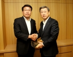 박용현 두산 회장(오른쪽)이 ‘2012 두산 경영대상’을 수상한 두산인프라코어 공작기계BG 김재섭 BG장에게 부상인 황금말통을 건네고 있다.
