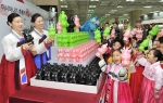 아시아나항공(대표 윤영두)이 임진년 설 연휴기간을 맞아 19일(수) 김포공항 국내선 청사에서 귀성객들에게 용 모형 저금통 증정행사를 가졌다. 용 모형 저금통을 선물받은 어린이들이 