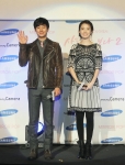 미러팝 핑크 런칭 인터무비 '사랑을 보다2'의 두 주연 배우 한효주와 이제훈이 미러팝 컬처 콘서트에 참여하여 팬들을 향해 인사 하고 있다.