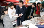 신한은행 이상호 부행장이 남산원 보육원 아이들과 설빔 및 명절 물품을 구매하고 있는 모습