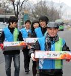 한국스탠다드차타드금융지주는 지난 19일 설 명절을 맞아 시각장애를 가진 서울지역 소외계층 100가구를 직접 방문해 사과선물세트를 전달했다.