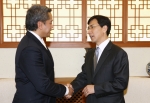 안희정 충남도지사는 25일 도지사 접견실에서 필리핀 카비테주 주아니토 C 레뮬라 Jr. 주지사의 예방을 받고 양 지역 교류 및 협력 방안을 논의했다.