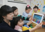LG 유플러스와 아이코닉스 엔터테인먼트가 공동으로 뽀로로를 이용한 유아교육용 애플리케이션 ‘뽀로로 동요놀이’를 출시한다. 사진은 한 유아가 ‘뽀로로 동요놀이’를 이용해 동요를 따라