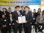 (좌)10년타기정비센터협의회 김남진 회장 (우)㈜송둘라모터스 송석근 대표