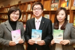책을 집필한 대한생명 FA센터의 이명열 투자전문가(사진왼쪽), 정원준 세무전문가(가운데), 김은경 부동산전문가(오른쪽)가 『2012 자산관리노트』를 소개하고 있다.