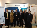 삼성중공업 노인식 사장(왼쪽 네번째)과 알렉스 샐먼드(Alex Salmond) 스코틀랜드 총리(왼쪽 세번째)가 MOU 체결 후 기념 촬영을 하고 있다.