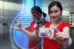 삼성전자가 작은 크기에도 불구하고 밝은 렌즈를 장착해 성능이 뛰어난 콤팩트 카메라 ST77을 출시했다. 사진은 서초동 삼성전자 홍보관 딜라이트에서 삼성전자 모델이 콤팩트 카메라 신