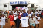 아프리카 가봉 아이들이 '삼성 풋볼 페스트(Samsung Football Fest)'에서 제공한 기념 티셔츠를 받고 즐거워 하는 모습