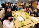 15일 을지로 SKT타워에서 진행한 ‘찾아가는 스마트교실’ 시범 교육에 참여한 초∙중등 학생들이 무선통신기술 중 하나인 블루투스를 이용하여 로봇을 작동시켜보고 있다. ‘찾아가는 스