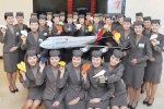 서울 강서구 오쇠동 아시아나타운에서 아시아나항공의 창립 24주년을 기념하여 창립연도인 1988년에 태어난 용띠 신입 승무원들이 색동 종이비행기를 들고 기념촬영을 하고 있다.