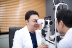 아이앤유 안과 류익희 원장 세극등 현미경으로 눈의 전반적인 상태 검사 중