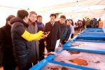박승호 포항시장이 16일 개막식 행사를 가진 구룡포수산물한마당 잔치 에 참석해 행사장을 둘러보며 지역 수산물들을 살펴보고 있다.