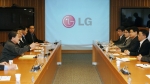 16일 LG트윈타워에서 열린 LG전자 사원협의체 '주니어보드(Junior Board)' 2012년 대표 위촉장 수여식을 겸한 간담회에서 구본준 부회장(사진 제일 
