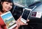 모델이 자동차 안에서 LG전자 '옵티머스 LTE Tag'를 이용해‘LG 태그 플러스 (Tag+)’로 네비게이션을 실행시키는 장면.