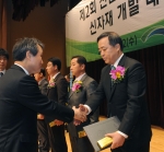 바스프의 고효율 단열재 네오폴®이 오늘 2012 경향하우징페어에서 국토해양부 장관상을 받아 한국바스프의 신우성 대표이사가 수상받고 있다.