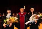 22일 오전 서울 광진구 건국대 새천년관 대공연장에서 열린 2012 건국대 학위수여식에서 학부 재학 중 행정고시와 수의사 국가고시를 잇따라 합격한 수의학과 유미옥씨(왼쪽)와 한국여