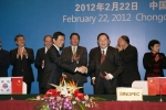 22일 중국 충칭에서 SK그룹 최태원 회장 및 프로젝트 조성 관계회사 CEO가 참석한 가운데, MOU체결식이 진행되고 있다.(좌측으로부터 SK종합화학 차화엽 대표, SINOPEC 