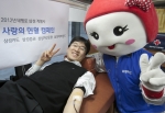 헌혈유공 금장을 보유한 김길성 대리(삼성카드)가 '2012 사랑의 헌혈캠페인'에 직접 참여해 헌혈을 하고 있다.