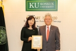 올해 한국여자프로골프(KLPGA)투어 개막전 우승 주인공인 미녀 프로골퍼 김혜윤(23, 사진) 선수가 22일 학교 발전기금 1,000만원을 기부했다.