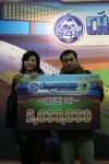 진에어 조현민 전무가 <진에어배 2011 슬러거 통합챔피언십> 개인전 최종 우승자인 신정훈씨에게 우승 상금을 전달하고 있다.